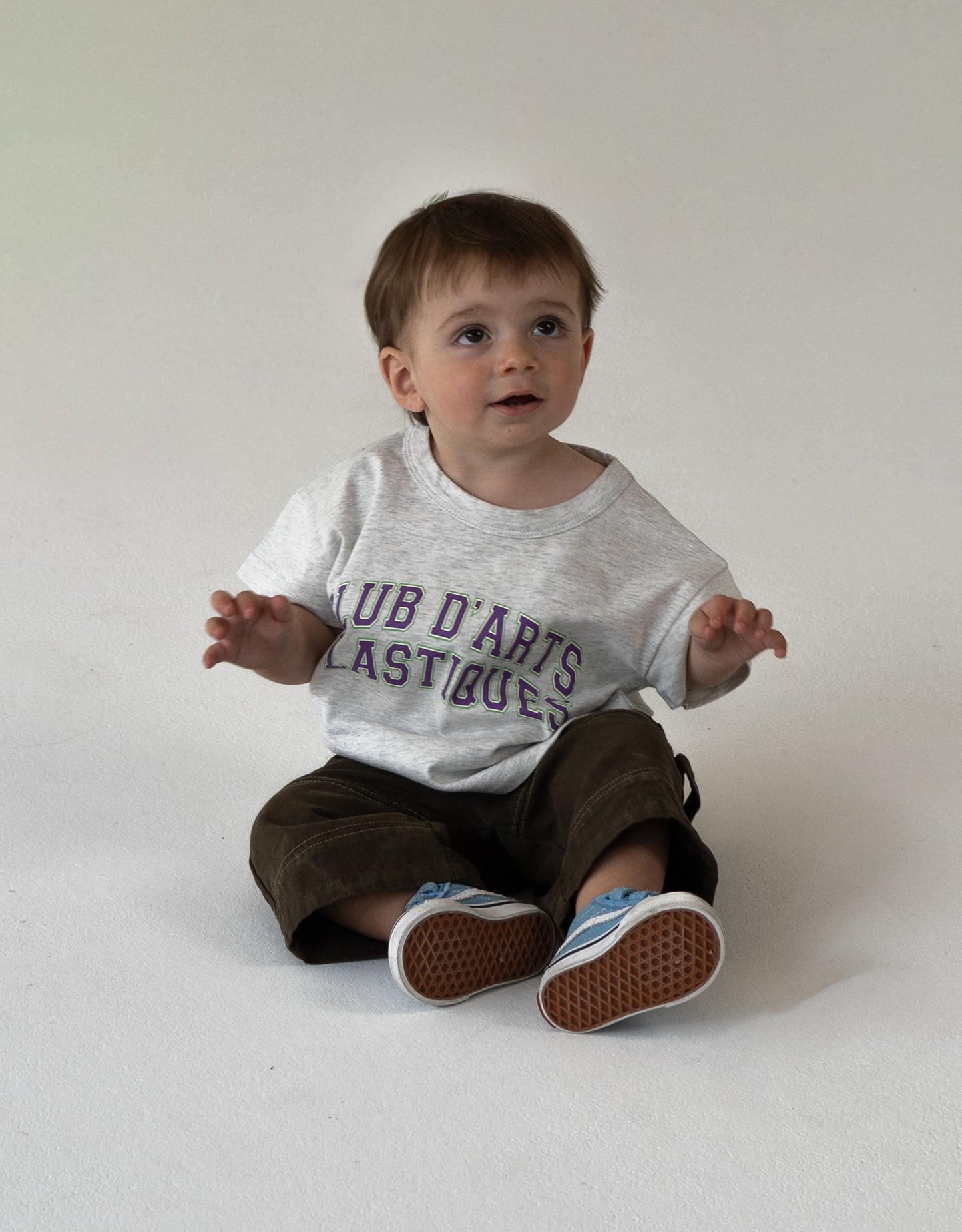 Baby wearing an oversized t-shirt with varsity logo 100% cotton oversized kidswear 